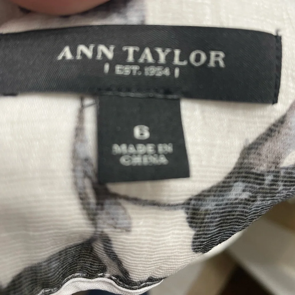 Ann Taylor’s A line  grey and white floral skirt 6 - Picture 3 of 3